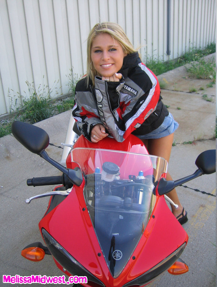 Melissa Midwest montre son corps sur une moto cool.
 #70642773