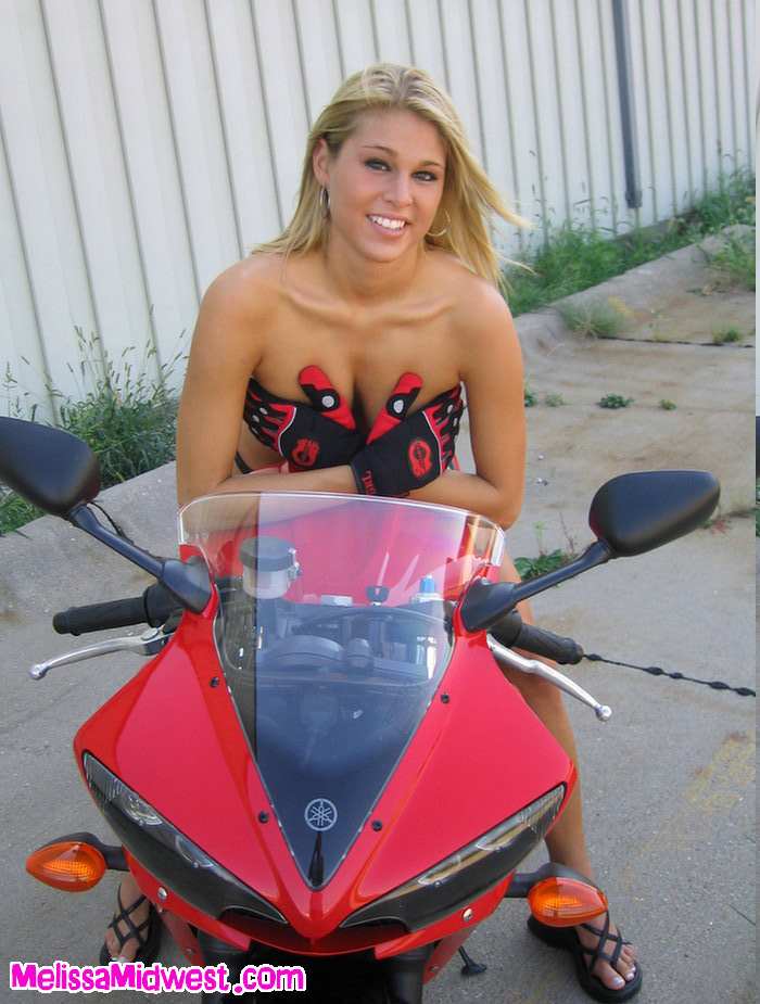 Melissa Midwest montre son corps sur une moto cool.
 #70642855