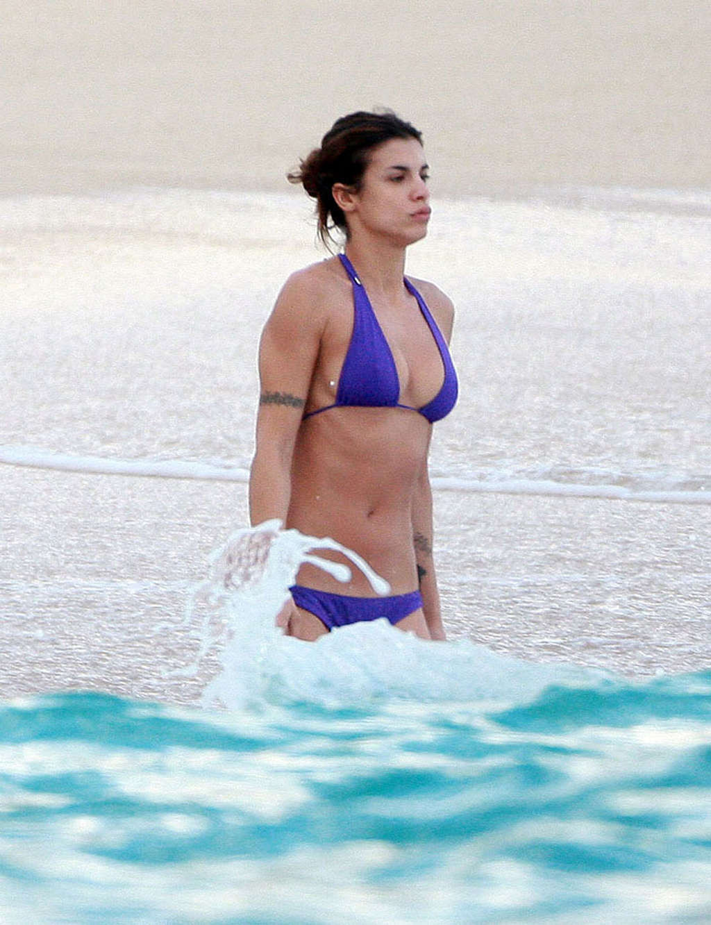 Elisabetta Canalis che mostra il culo sexy e il corpo in bikini sulla spiaggia
 #75371938