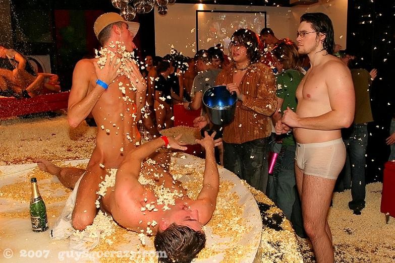 Steamy Kerl auf Kerl Spaß und viel Popcorn auf Homosexuell Mega-Orgie
 #76993100