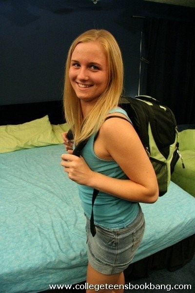 College teen blonde Schlampe nimmt einen Mund voll Schwanz
 #77469756