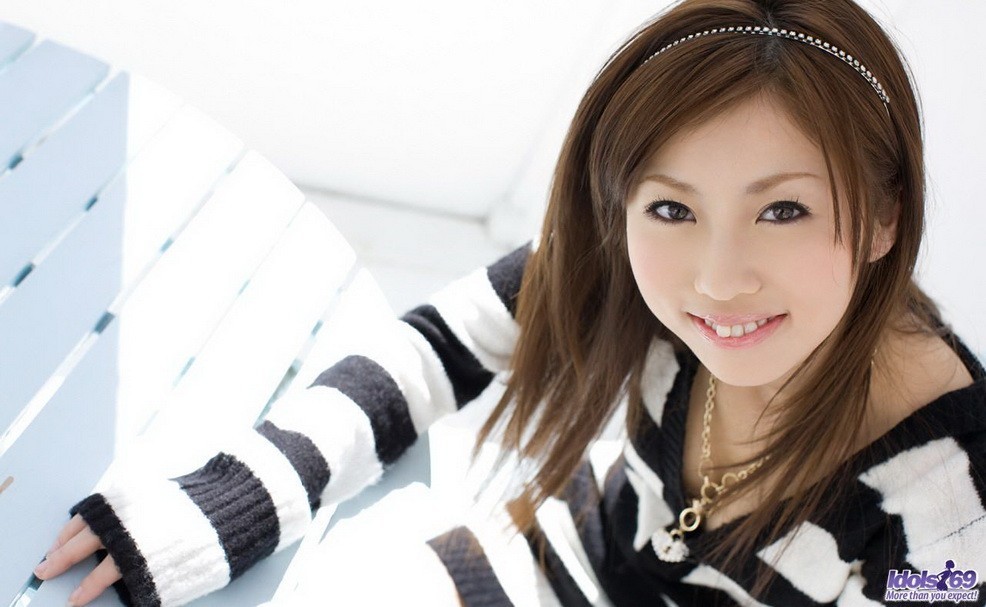 Pretty japanese teen Risa Chigasaki showin titties