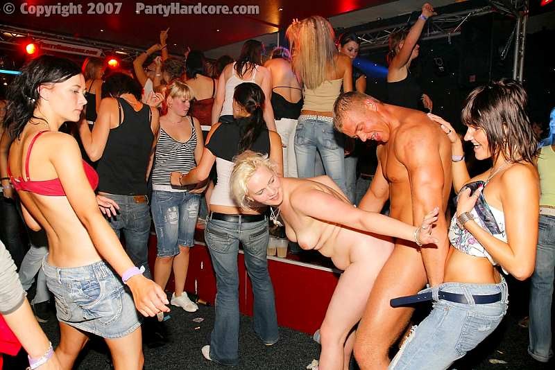Stripper cubre las tetas monstruosas de las jóvenes con semen
 #76052452