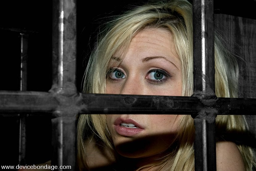 Blond samantha sin locked nach oben im metal käfig muschi inserted
 #71895191
