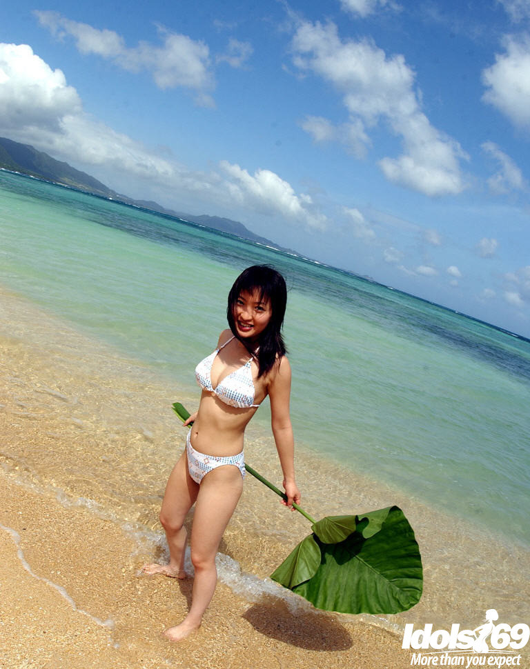 Japanisches Bikini-Babe im Freien
 #69909267