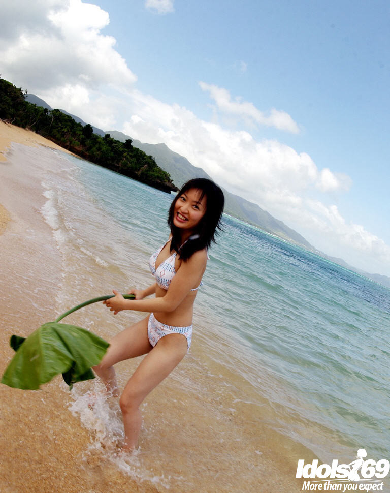 Nena japonesa en bikini al aire libre
 #69909297