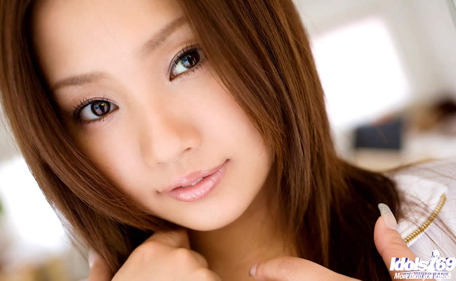 Süßes japanisches Mädchen mit großen natürlichen Brüsten
 #69947002