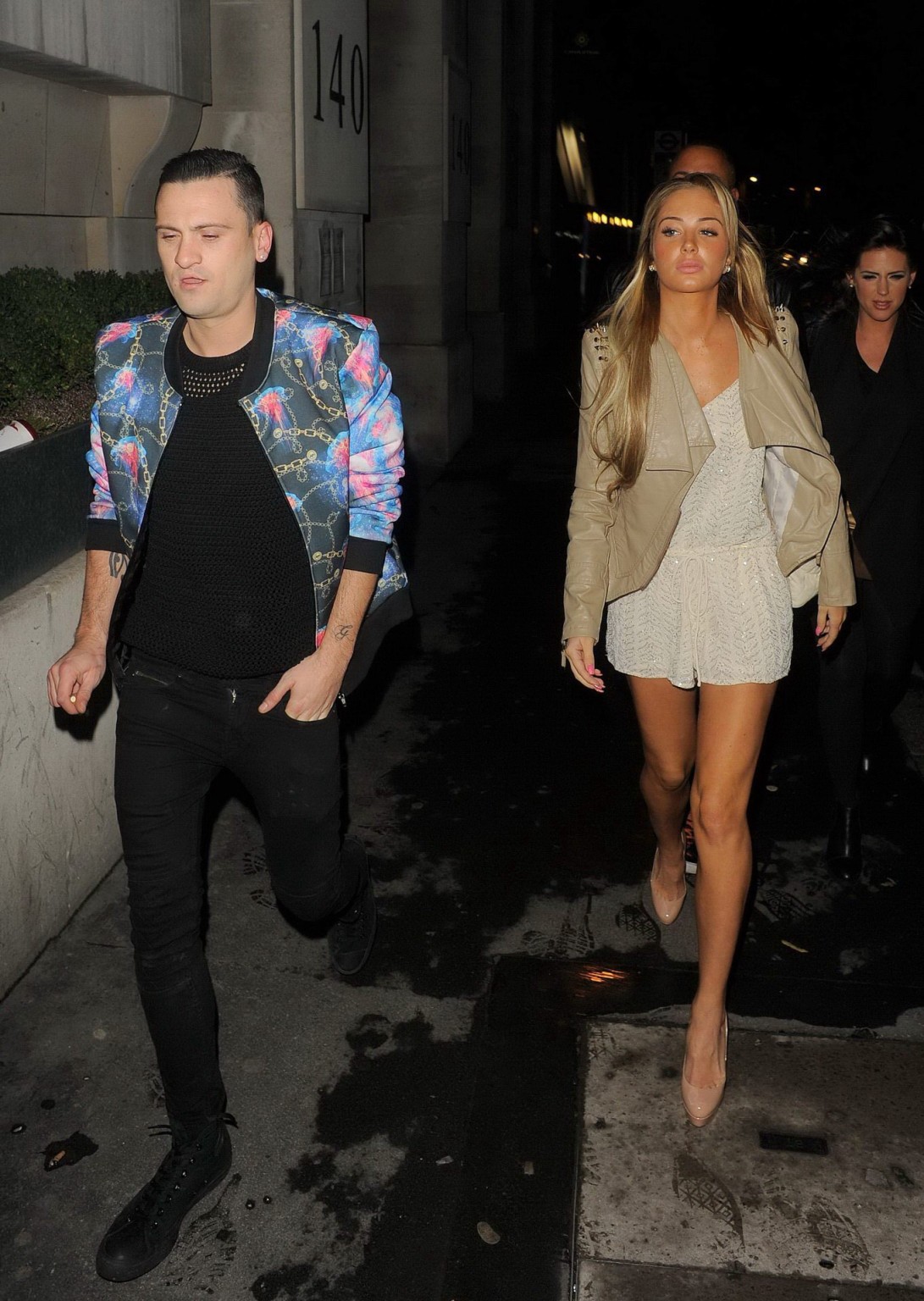 Tulisa contostavlos con un escote y piernas muy bonitas con un escaso conjunto blanco en una noche de fiesta en lo
 #75209640