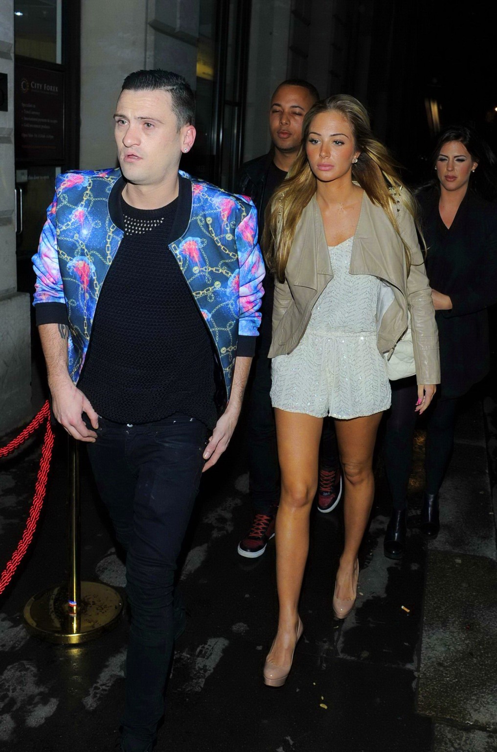 Tulisa contostavlos con un escote y piernas muy bonitas con un escaso conjunto blanco en una noche de fiesta en lo
 #75209657