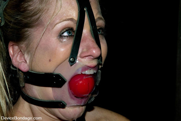 Bondage-Sklavin Dia Zerva bekommt Gewichte an ihre Titten geklemmt
 #72197108