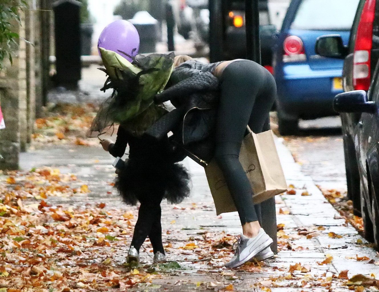 Abigail Clancy montre ses fesses dans un pantalon de survêtement moulant à Londres.
 #75214475