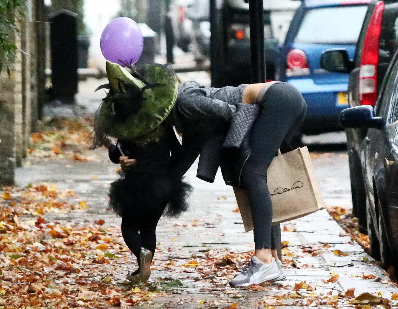 Abigail Clancy zeigt ihren Arsch in engen Jogginghosen in London
 #75214502