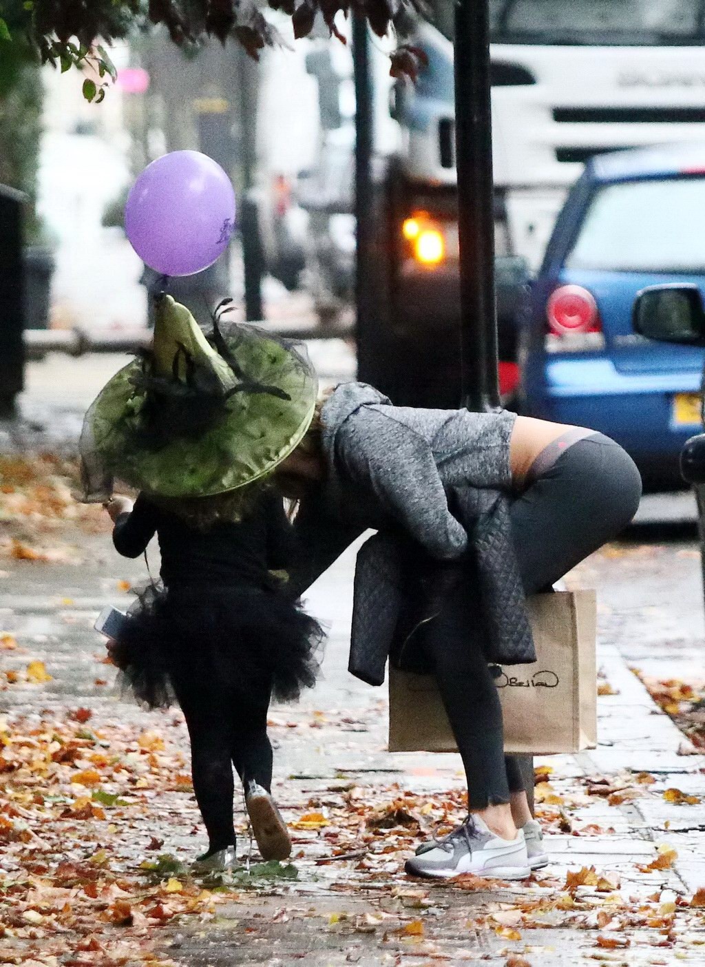 Abigail Clancy montre ses fesses dans un pantalon de survêtement moulant à Londres.
 #75214506