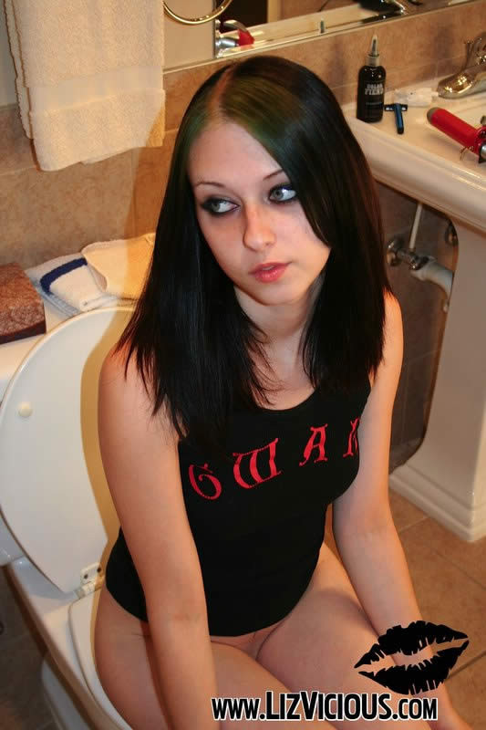 Goth Chick Liz Vicious Sticks A Razor In Her Pussy