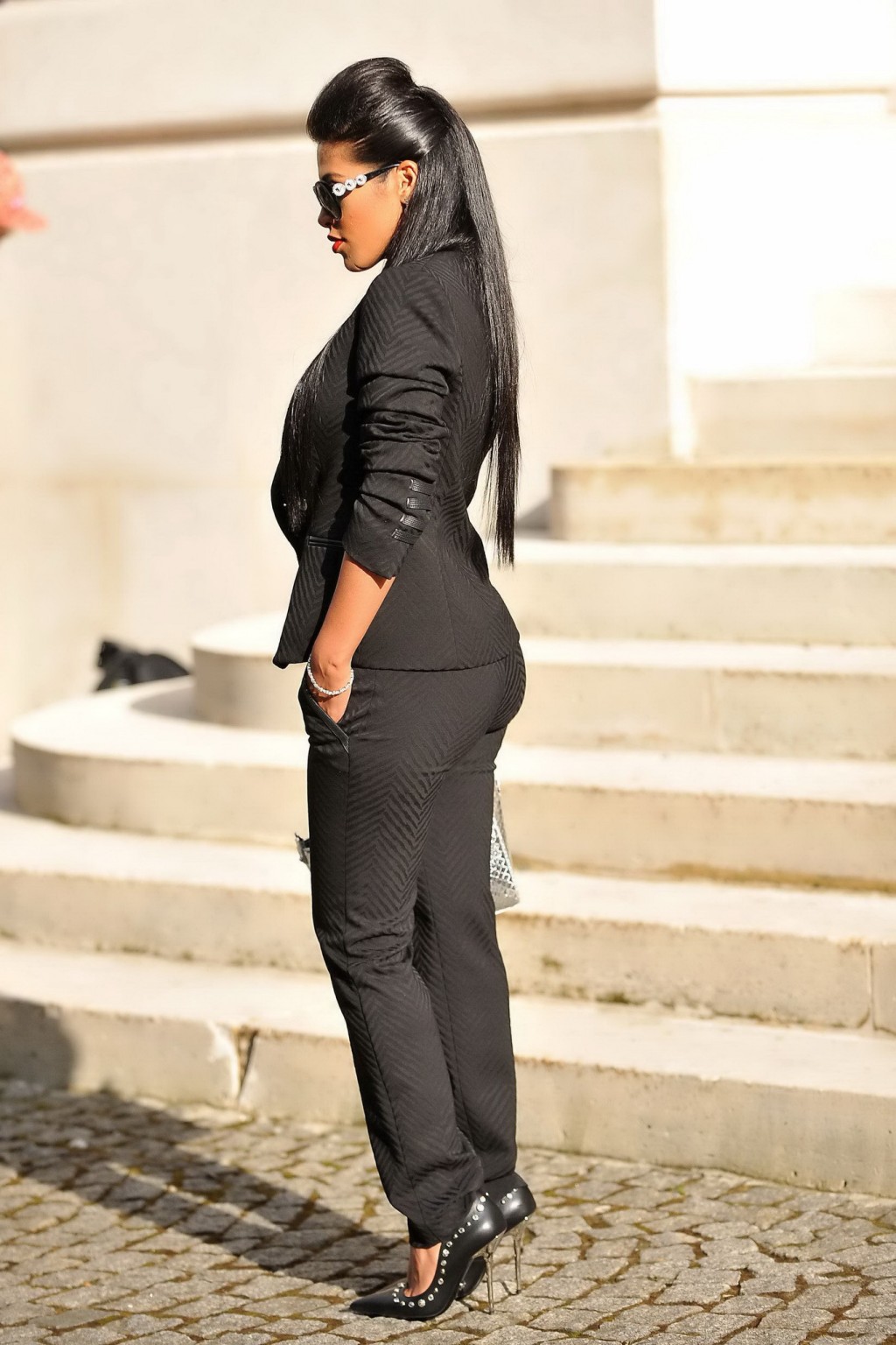 パリスで大きく開いた黒い服を着てブラレスでおっぱいを見せるアイムヌール
 #75191053