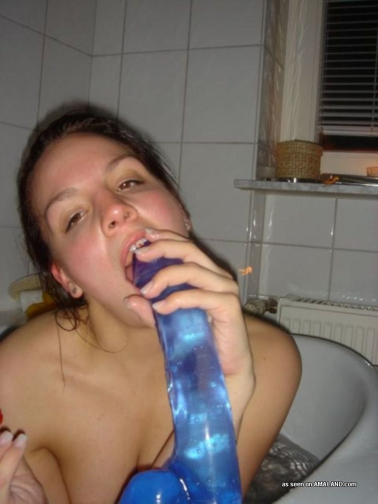 Bisexuelle Amateur teen Freundinnen teilen Schwanz in hausgemachten pix
 #79408961