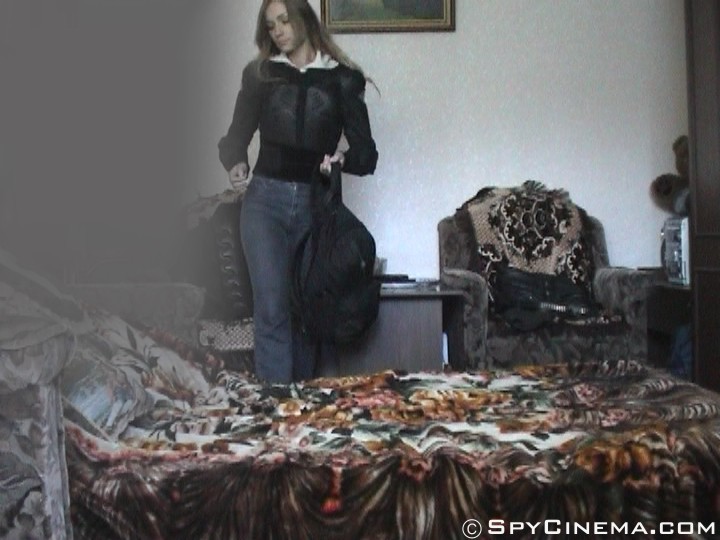 Chica desnuda captada por la cámara espía del dormitorio
 #79354620