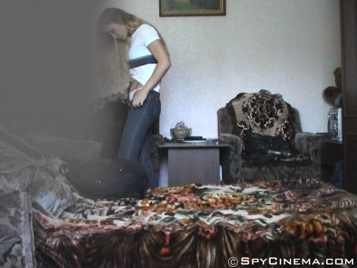 Une fille en déshabillage filmée par une caméra espion dans sa chambre à coucher
 #79354622