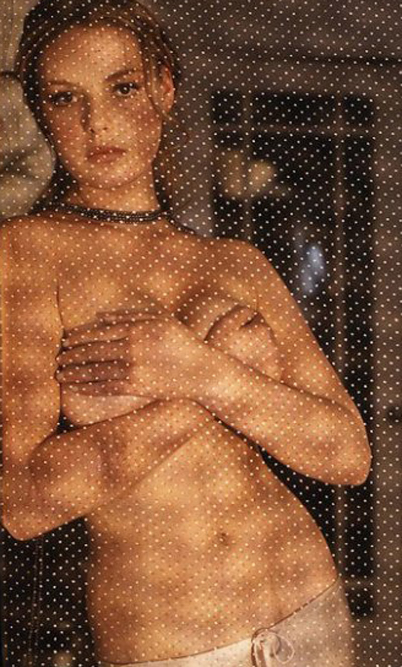 Katherine heigl couvre ses seins nus avec ses mains
 #75313567
