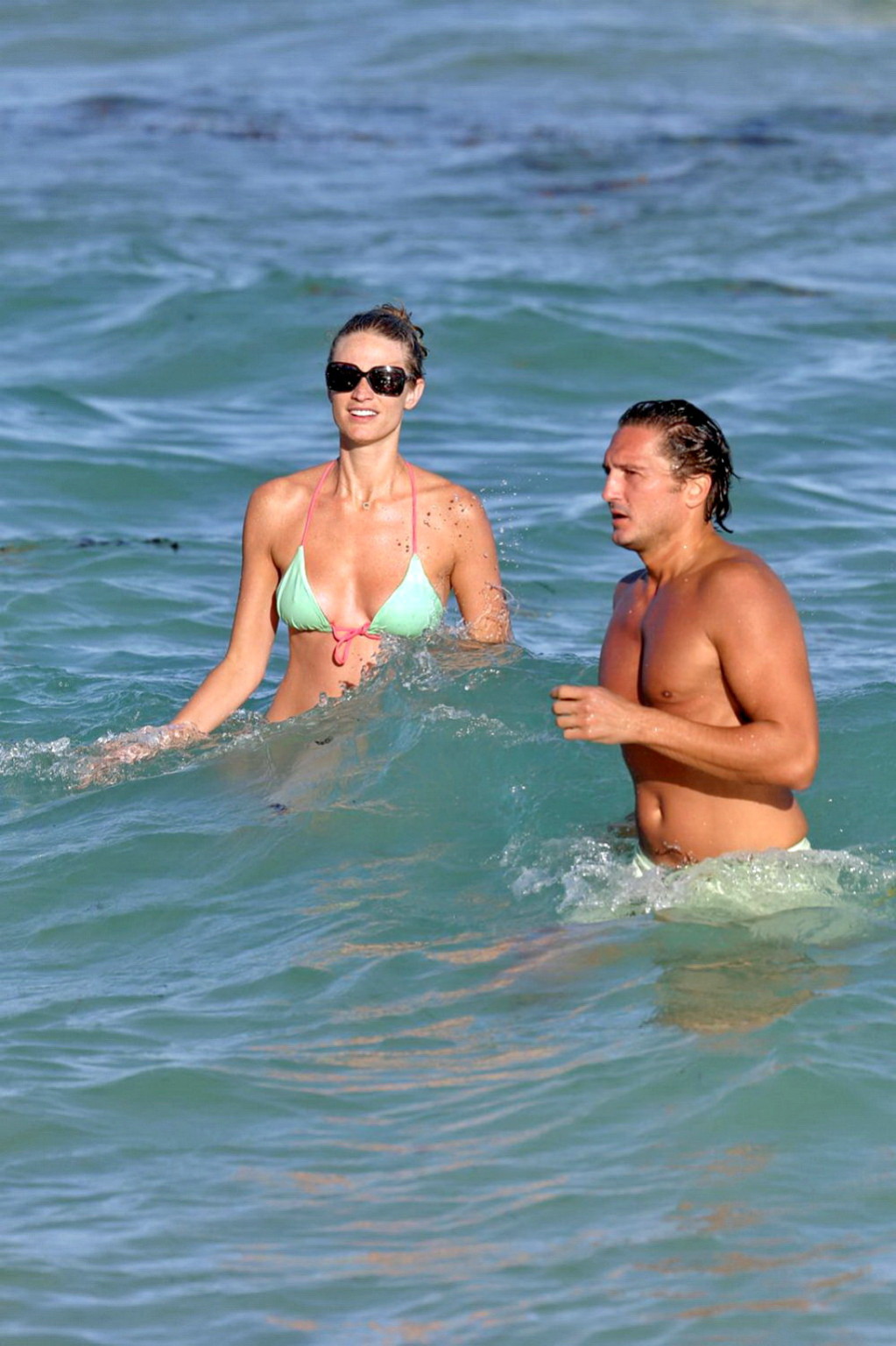 Julie henderson con un bikini azul claro en una playa de miami
 #75208158