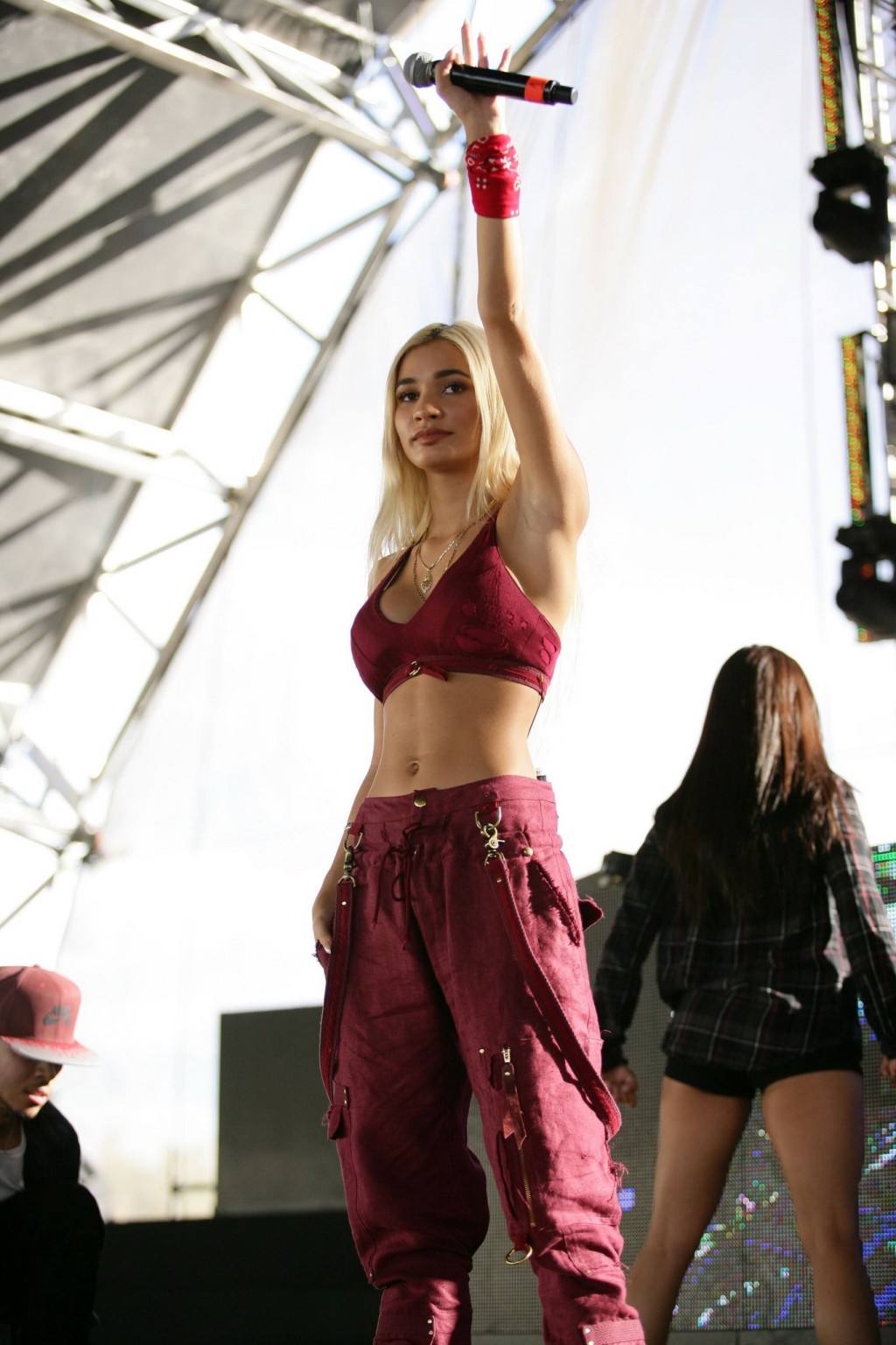 Pia mia perez pechugona actuando en sujetador rojo sexy
 #75151759