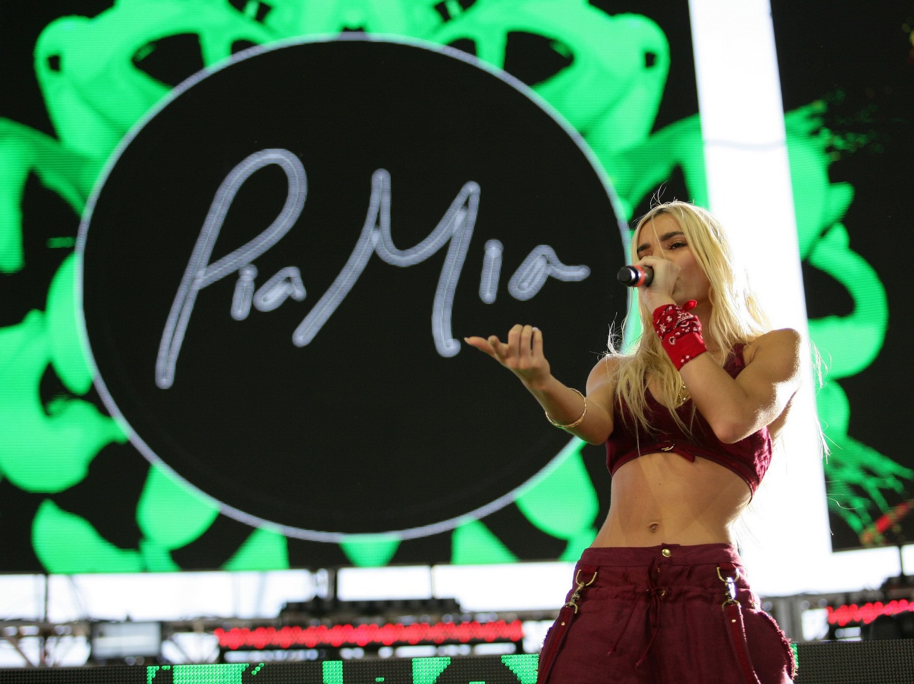 Pia mia perez pechugona actuando en sujetador rojo sexy
 #75151820