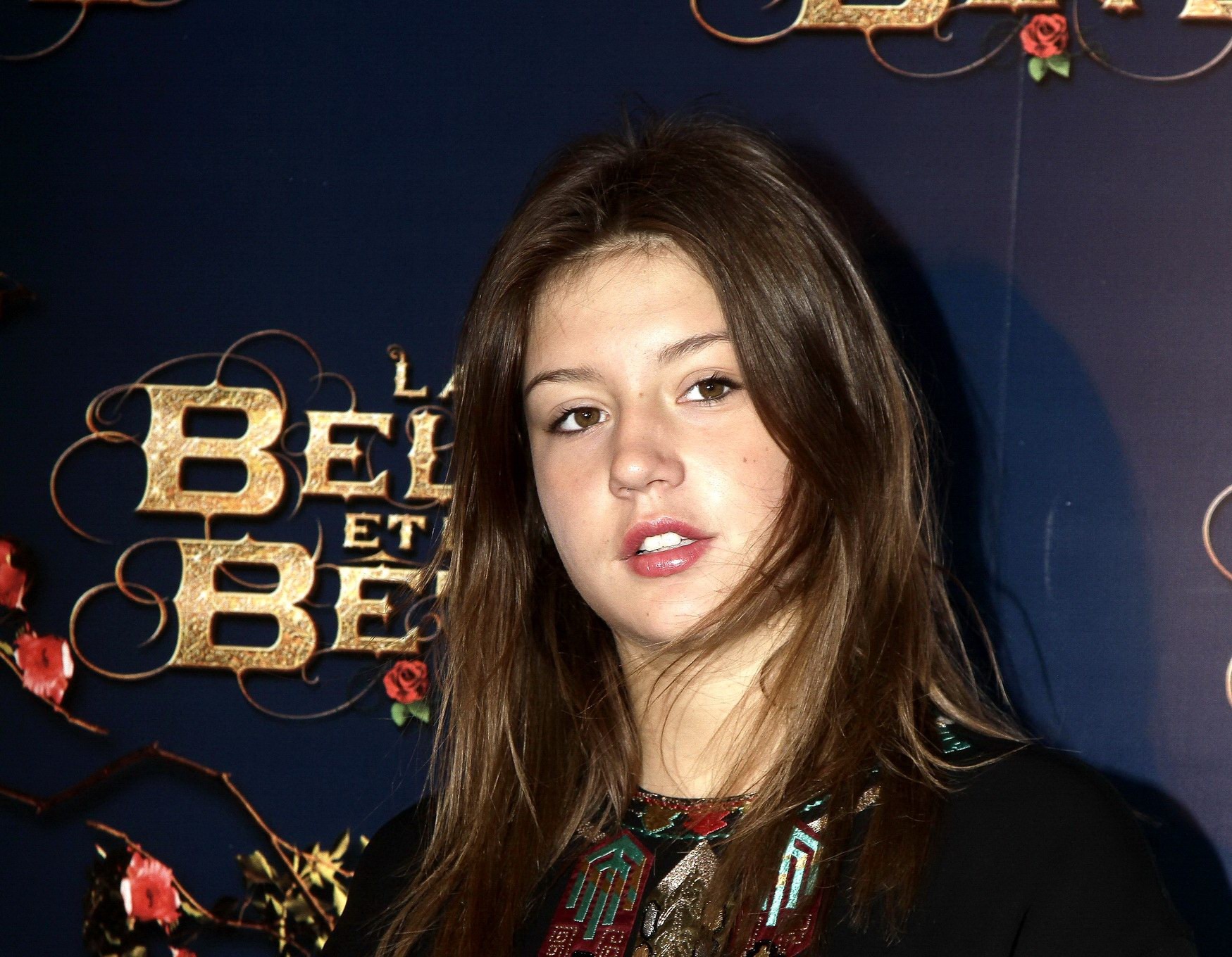 Adele exarchopoulos portant des collants et des bottes noirs à 'la belle la'.
 #75204817