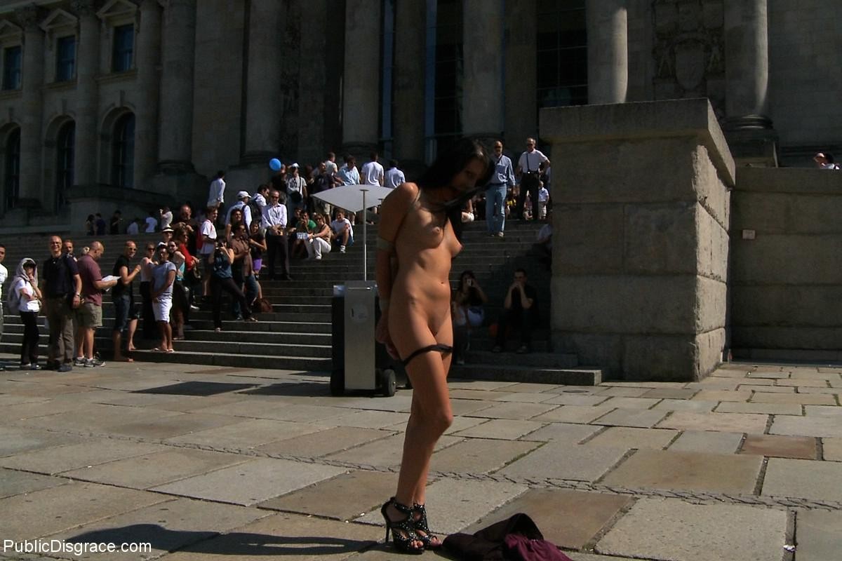 Nena se desnuda, atada y follada al aire libre en lugares públicos
 #67615701