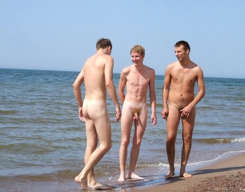 Schau dir die Titten und den Arsch dieses Nudisten-Teenies an
 #72257215