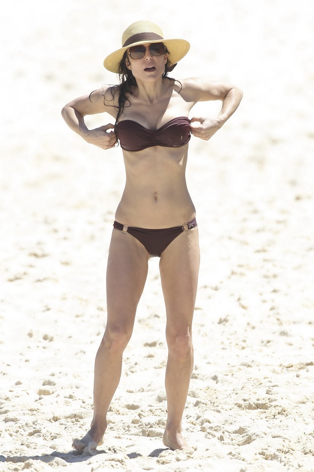 Bethenny frankel esponendo il suo corpo caldo in un bikini marrone tubo alla spiaggia in sy
 #75240989