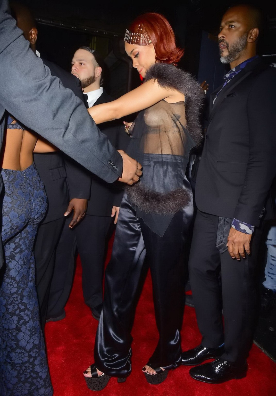 Rihanna zeigt ihre Brüste brustfrei in einem durchsichtigen Oberteil bei der Met-Gala nach der Gala
 #75166158