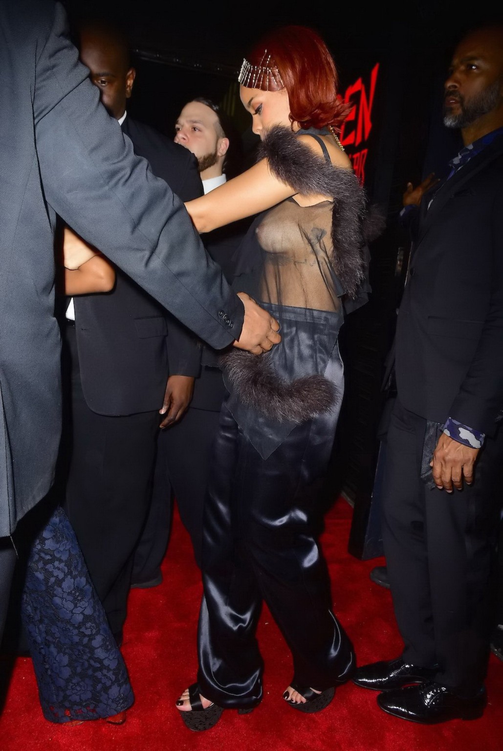 Rihanna zeigt ihre Brüste brustfrei in einem durchsichtigen Oberteil bei der Met-Gala nach der Gala
 #75166177