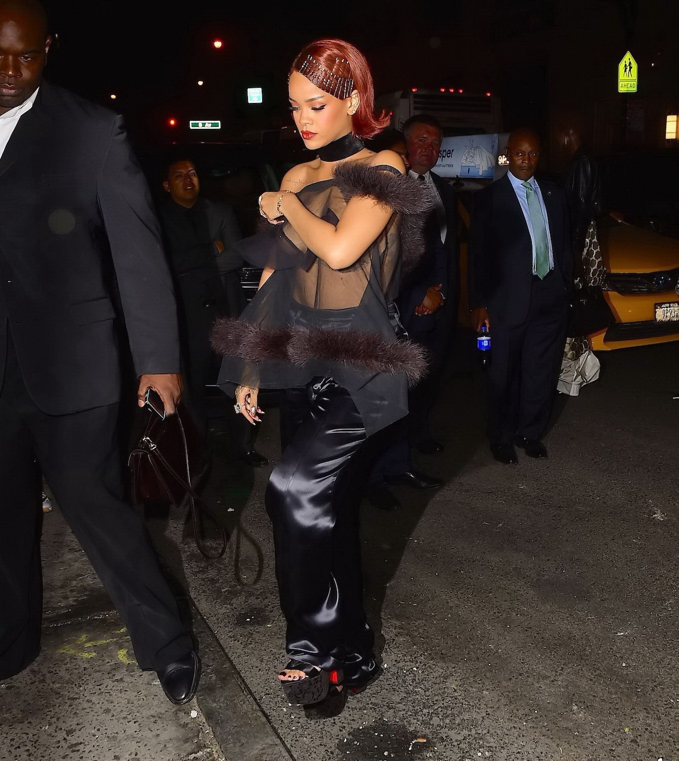 Rihanna zeigt ihre Brüste brustfrei in einem durchsichtigen Oberteil bei der Met-Gala nach der Gala
 #75166278