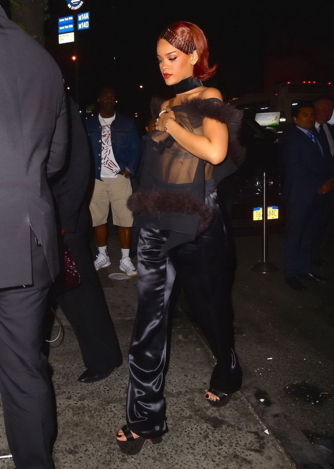 Rihanna zeigt ihre Brüste brustfrei in einem durchsichtigen Oberteil bei der Met-Gala nach der Gala
 #75166286