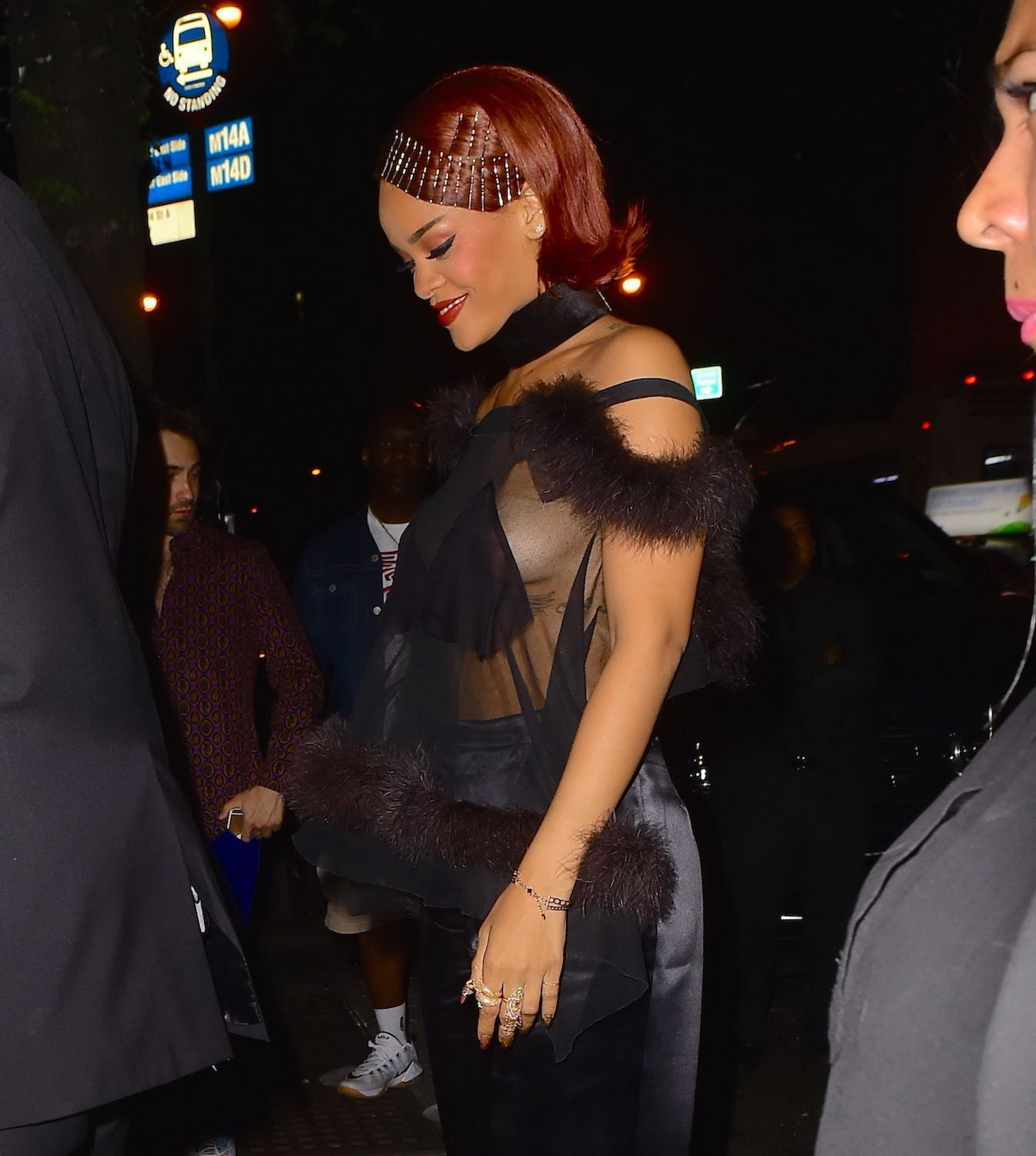 Rihanna montre ses seins sans soutien-gorge dans un haut transparent à l'after par du Met Gala.
 #75166294