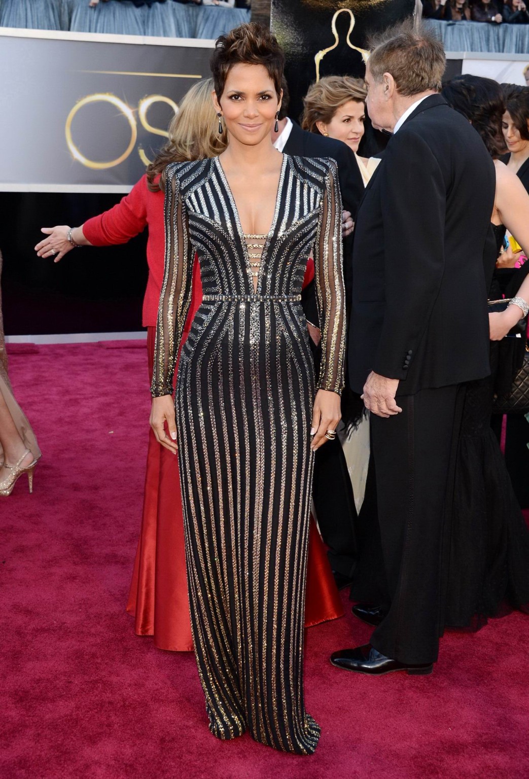 Vollbusige Halle Berry zeigt Dekolleté bei der 85. Oscarverleihung und Vanity Fair Oscar-Verleihung
 #75240734