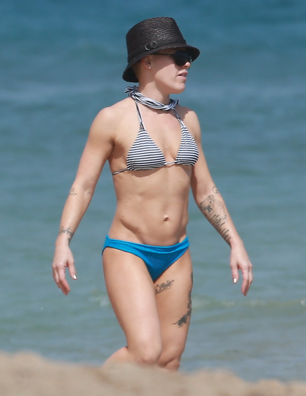 Pink montrant son corps sexy en bikini à la plage de Miami
 #75240125