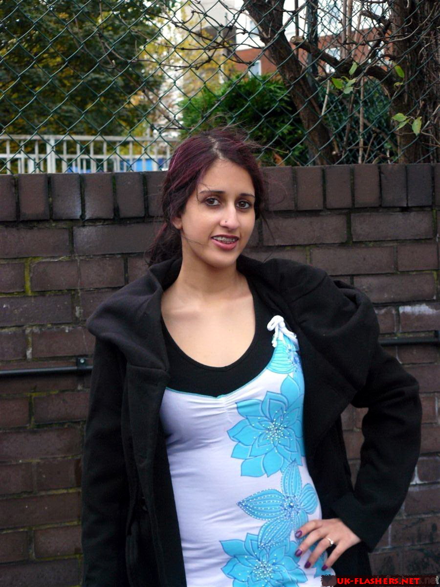 Indische öffentliche Pissen und Teenager-Armband Babe Zarina Massouds Exhibitionist Anruf 
 #71028197