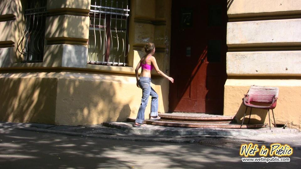 Cuando esta chica no puede entrar en su casa se moja los vaqueros al aire libre #73238794