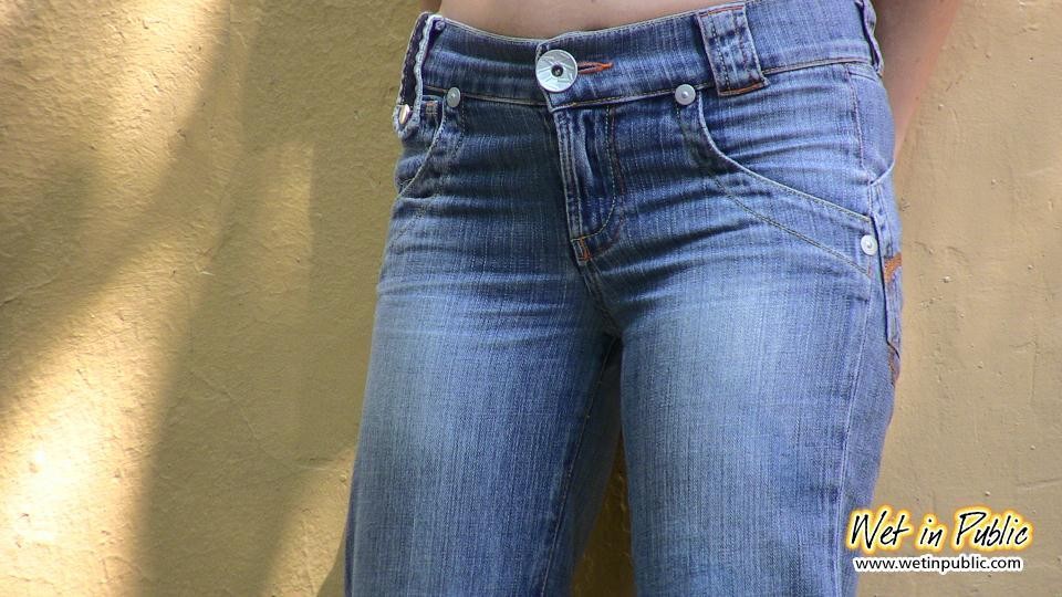 Cuando esta chica no puede entrar en su casa se moja los vaqueros al aire libre #73238806