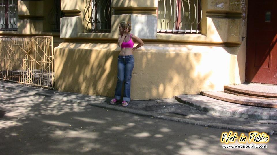 Cuando esta chica no puede entrar en su casa se moja los vaqueros al aire libre #73238811