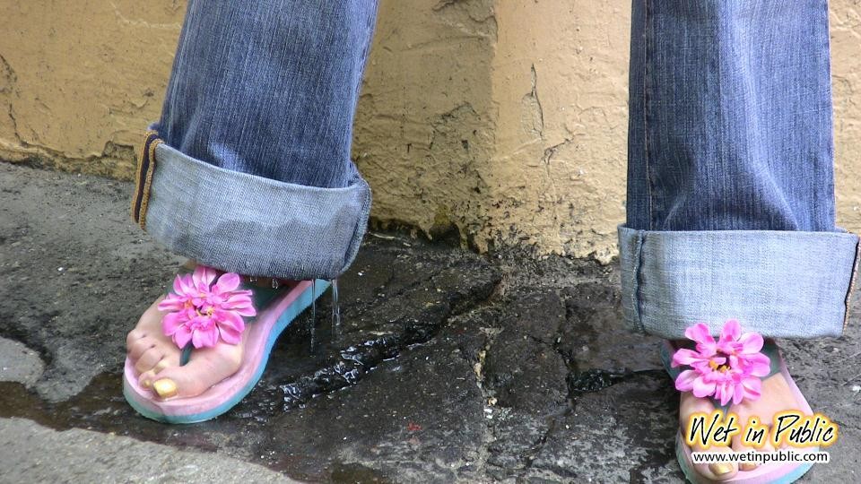 Cuando esta chica no puede entrar en su casa se moja los vaqueros al aire libre #73238823