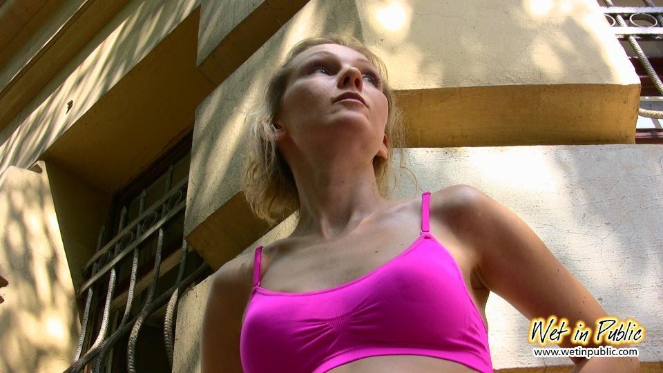 Cuando esta chica no puede entrar en su casa se moja los vaqueros al aire libre #73238827