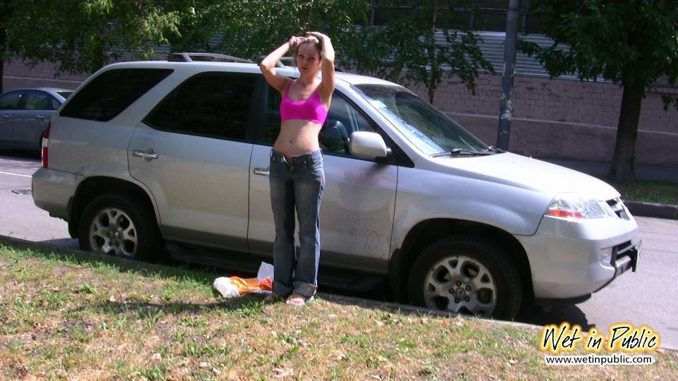 Cuando esta chica no puede entrar en su casa se moja los vaqueros al aire libre #73238870