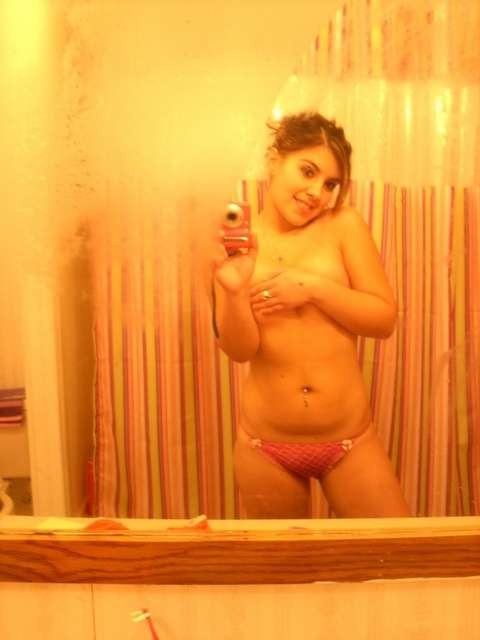 Latina giovane in prende foto in bagno
 #77956257
