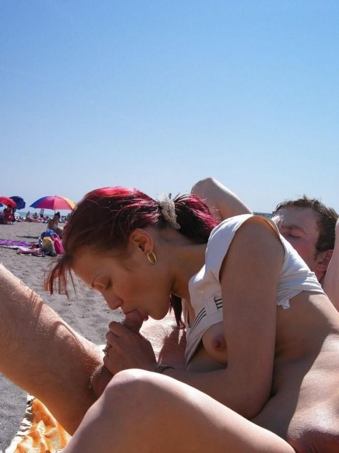 Une superbe blonde nudiste russe prend un bain de soleil nue.
 #72245626