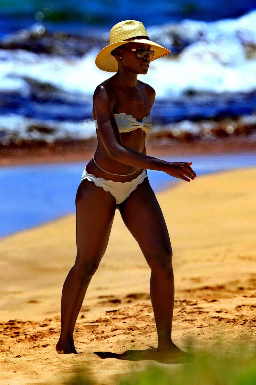 ルピタ・リョンゴがハワイのビーチで白いビキニを着て黒いお尻を見せる
 #75194618