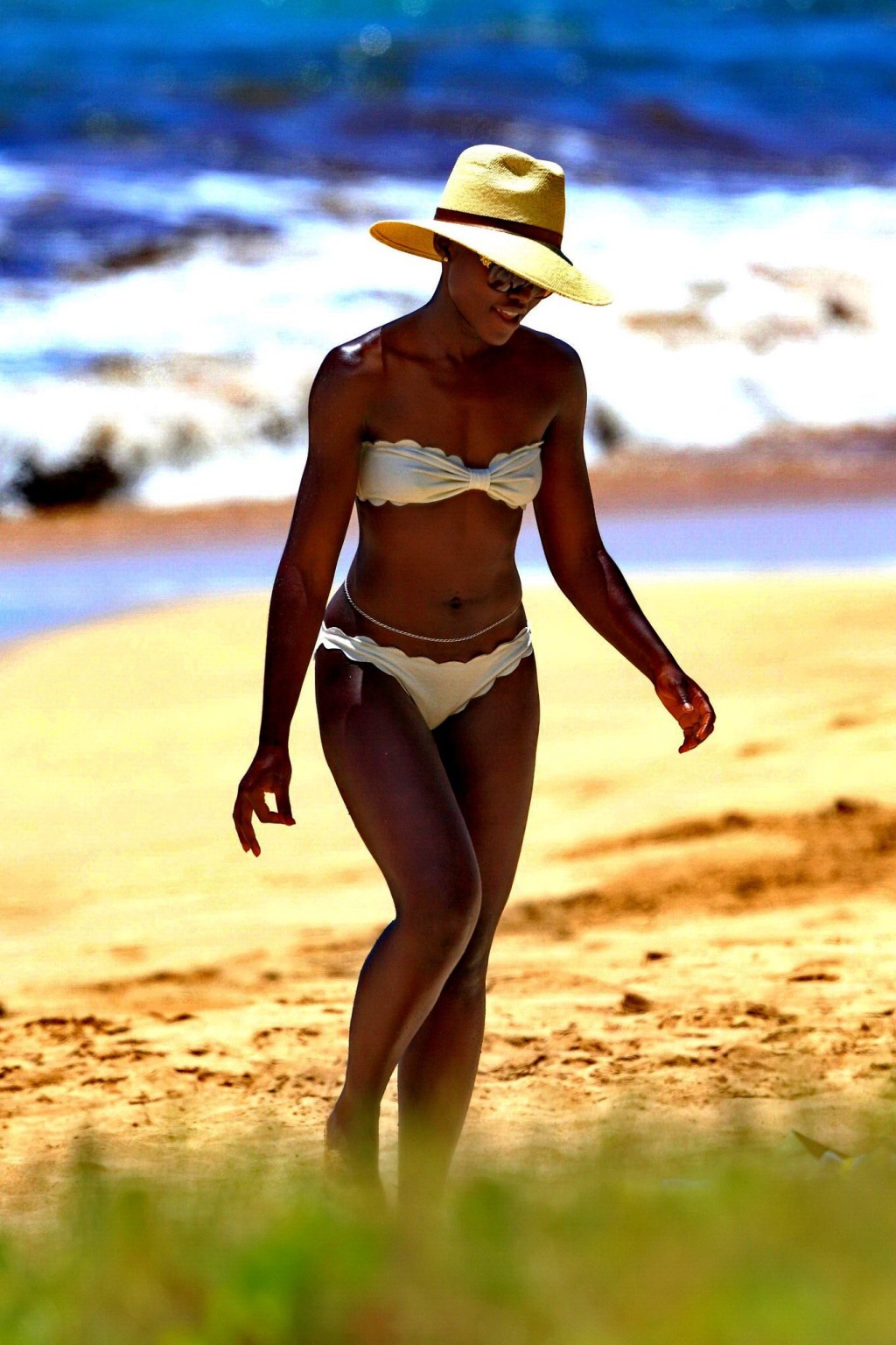 ルピタ・リョンゴがハワイのビーチで白いビキニを着て黒いお尻を見せる
 #75194634