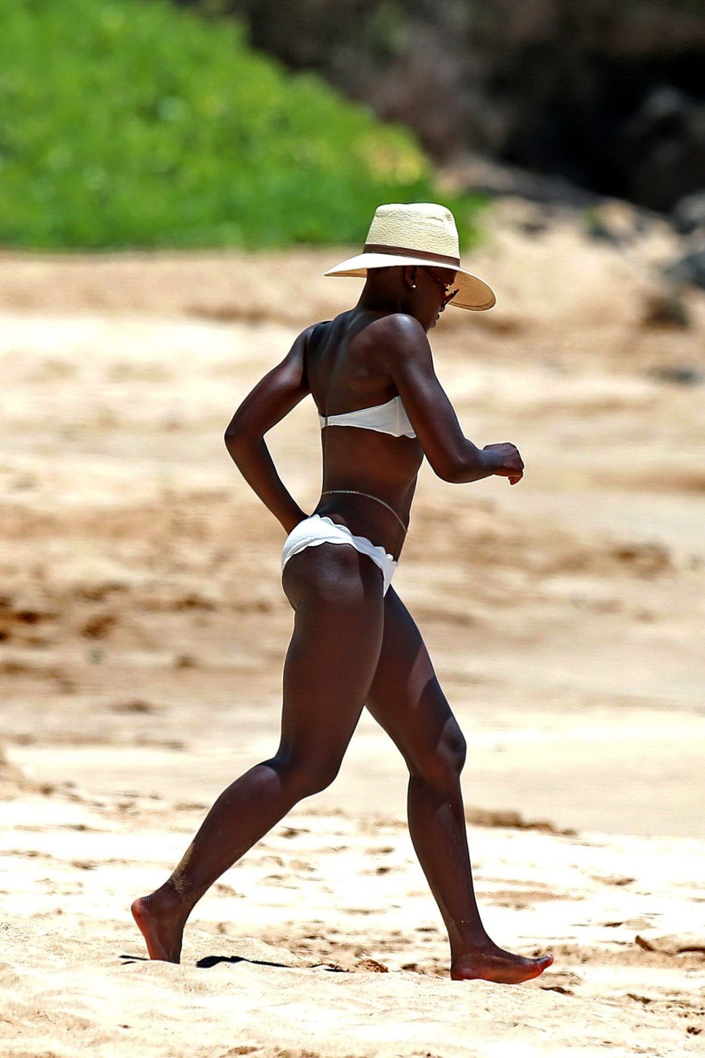 Lupita lyongo mostrando su culo negro en bikini blanco en una playa de hawaii
 #75194644