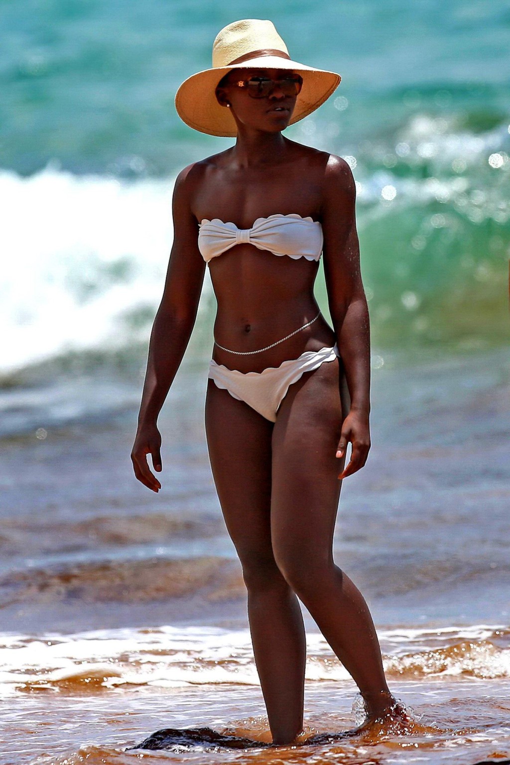 Lupita lyongo mostrando su culo negro en bikini blanco en una playa de hawaii
 #75194681